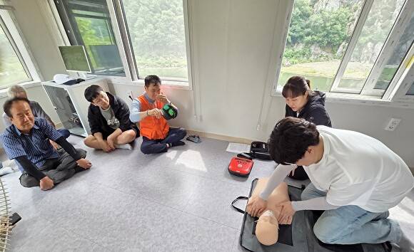 안전요원들이 심폐소생술 교육을 받고 있다. [사진=충주시]