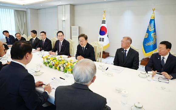 이재명 대통령이 13일 서울 용산 대통령실에서 6경제단체·기업인 간담회를 하고 있다. 2025.6.13 [사진=연합뉴스]