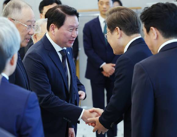 이재명 대통령이 13일 서울 용산 대통령실에서 열린 6경제단체·기업인 간담회에서 최태원 SK그룹 회장 겸 대한상공회의소 회장과 악수하고 있다. 2025.6.13 [사진=연합뉴스]