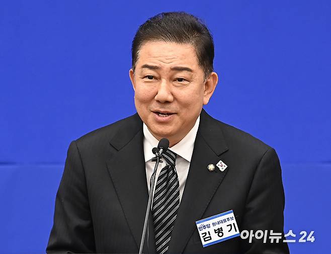 더불어민주당 원내대표 경선에 출마한 김병기 의원이 13일 서울 여의도 국회에서 열린 원내대표 선출 의원총회에서 정견 발표를 하고 있다. [사진=곽영래 기자]