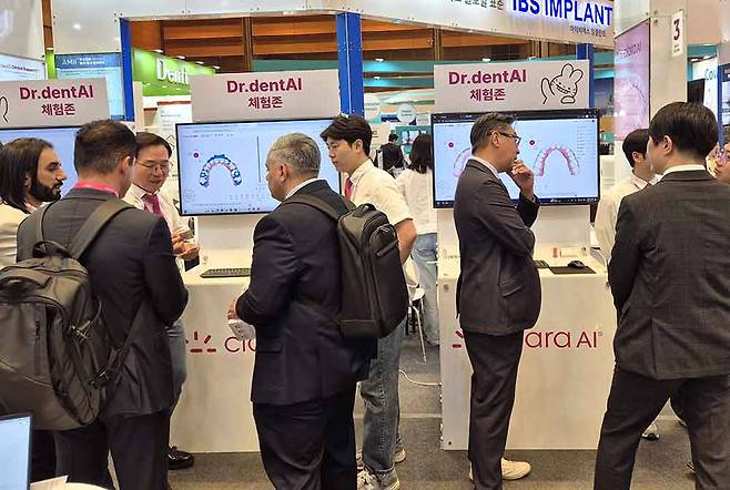 치과 분야에도 AI 도입이 활발하다. SIDEX 2025에서 닥터덴트AI를 선보인 이노디테크 / 출처=이노디테크