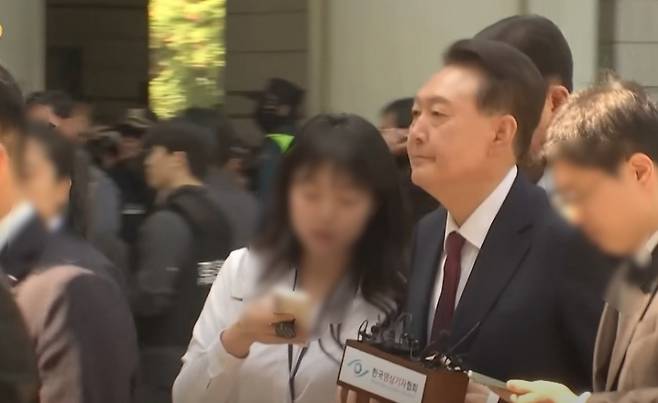 재판을 받기 위해 법원으로 출석하는 윤석열 전 대통령