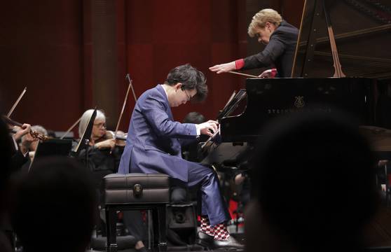 이달 7일 반 클라이번 국제 콩쿠르에서 우승한 피아니스트 아리스토 샴. 무대용으로 신은 화려한 양말이 인상적이다. [사진 반 클라이번 국제 콩쿠르]