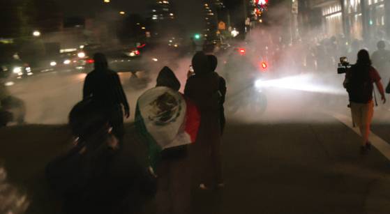 11일(현지시간) 오후 9시쯤 미국 캘리포니아주 로스앤젤레스(LA) 코리아타운에서 트럼프 행정부의 이민 정책에 반대하는 시위대가 기습 시위를 벌였다. 시위대의 코리아타운 진입은 지난 6일 시위가 시작된 후 처음이다. 강태화 특파원