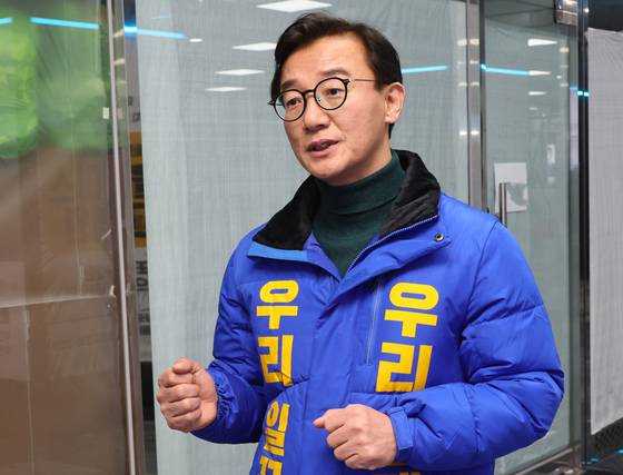 2024년 총선에서 부산 북갑에 출마한 전재수 의원이 3월 5일 부산 북구 덕천지하도에서 출마에 임하는 자신의 소신을 밝히고 있다. 송봉근 기자