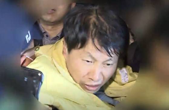 2020년 1월 30일 코로나19가 '우한 폐렴'이라고 불렸을 당시 중국 후베이성 우한에서 귀국하는 교민들을 수용하는 충북 진천군 국가공무원인재개발원 앞에서 수용을 반대하는 주민들이 현장을 찾은 당시 김강립 복지부 차관에게 거세게 항의하고 있다. 연합뉴스