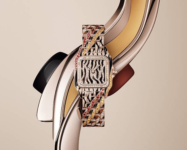 하이 주얼러로의 실력을 확인할 수 있는 팬더 드 까르띠에 워치. 사진 까르띠에