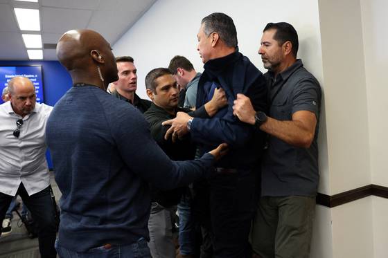 미국 캘리포니아주 로스앤젤레스(LA)에서 열린 크리스티 노엄 국토안보부 장관의 기자회견장에서 질문을 하려던 알렉스 파디야(오른쪽 두 번째) 민주당 상원의원(캘리포니아)이 경호요원들에 의해 끌려나가고 있다. 로이터=연합뉴스