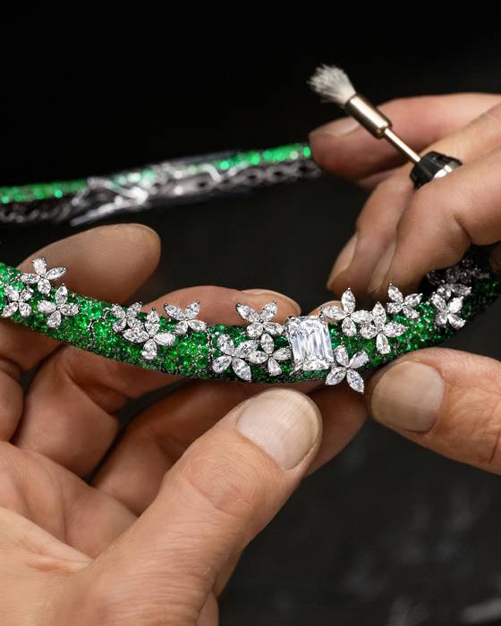 초록빛 에메랄드 위를 자유롭게 날아다니고 있는 나비의 모습을 표현한 하이 주얼리 네크리스. 사진 그라프