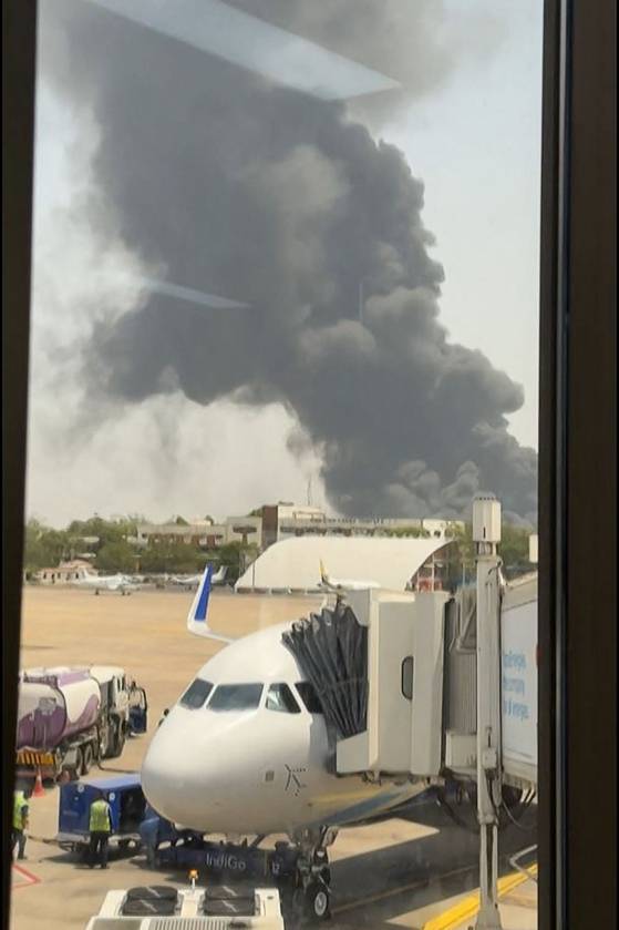 12일(현지시간) 인도 구자라트주 아메다바드 국제공항 인근에서 에어인디아 소속 AI 171 여객기가 추락한 직후 거대한 검은 연기가 피어오르고 있다. AFP=연합뉴스