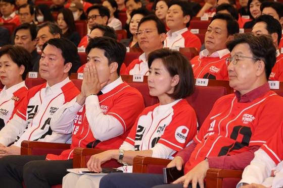 국민의힘 양향자 의원, 안철수 의원, 김용태 비상대책위원장, 나경원 의원, 권성동 원내대표(앞줄 왼쪽부터) 등이 지난 3일 서울 여의도 국회도서관에 마련된 국민의힘 제21대 대통령선거 개표상황실에서 방송사 출구조사 결과를 지켜보고 있다. 연합뉴스