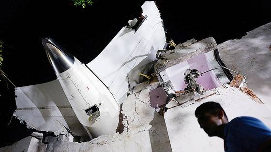 12일 인도 아메다바드 공항에서 이륙 중 추락한 에어인디아 여객기의 잔해. 로이터=연합뉴스