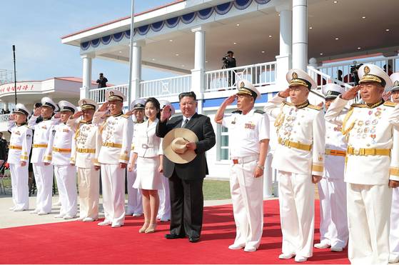 북한 노동당 기관지 노동신문은 13일 "해군 구축함 진수기념식이 6월 12일에 나진조선소에서 진행됐다"고 보도했다. 노동신문=뉴스1