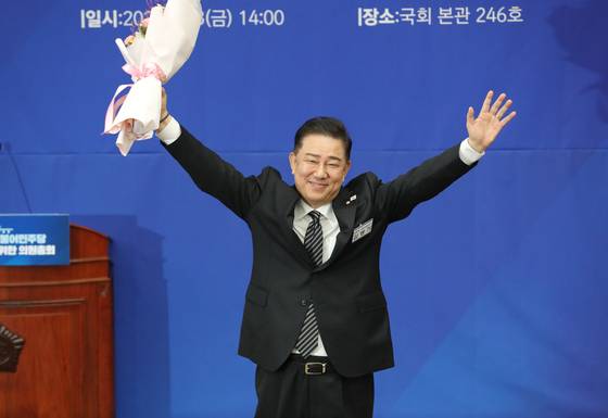 더불어민주당 김병기 신임 원내대표가 13일 오후 서울 여의도 국회에서 열린 제2기 원내대표 선출 의원총회에서 원내대표로 선출된 뒤 포즈를 취하고 있다. 임현동 기자/20250613