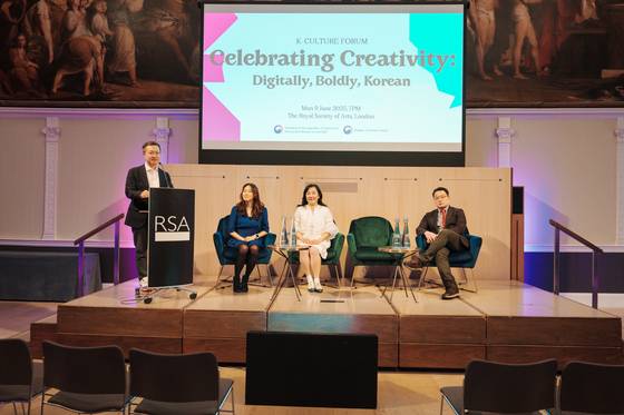 영국왕립예술학회의 K컬처포럼에서 강연하는 이승규(왼쪽) 더핑크퐁컴퍼니 공동창업자. 가운데가 선승혜 주영한국문화원장, 오른쪽이 최도빈 교수다, [사진 주영한국문화원]