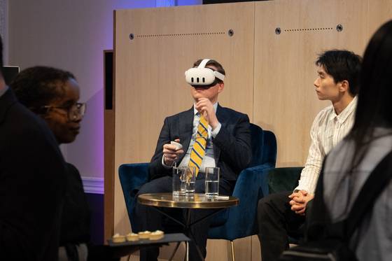 VR로 보는 한국 문화유산 특별체험 코너 ‘시간 풍경’이 인기를 끌었다.[사진 주영한국문화원]