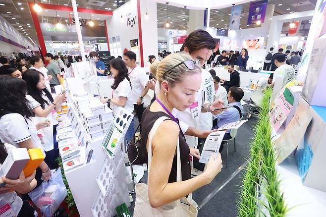 2025 서울국제화장품미용산업박람회 및 국제건강산업박람회를 찾은 외국인 바이어와 관람객들이 제품을 살펴보고 있다. /연합뉴스