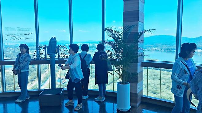 수원시 주민대표단이 소각시설 굴뚝인 유니온타워 전망대에서 경관을 즐기고 있다.