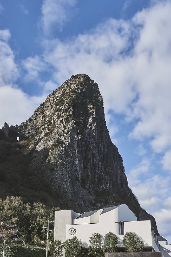 울릉도 북동면 송곳산을 업고 있는 울릉도 코스모스의 세번째 리조트 '빌라 쏘메'. /코오롱글로텍