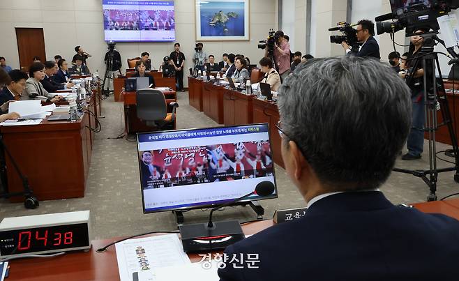 오석환 교육부 차관이 지난 11일 국회 교육위 전체회의에서 리박스쿨관련 질의를 듣고 있다. 박민규 선임기자