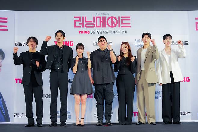 12일 서울 마포구 스탠포드 호텔에서 티빙 오리지널 시리즈 <러닝메이트>의 한진원 감독과 출연진들이 포즈를 취하고 있다. 티빙 제공