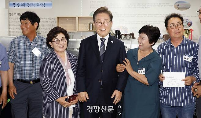 이재명 대통령이 13일 경기도 파주시 장단면 행정복지센터에서 열린 접경지 주민들과 간담회를 마치고 기념사진을 찍기 전 활짝 웃고 있다. 대통령실사진기자단