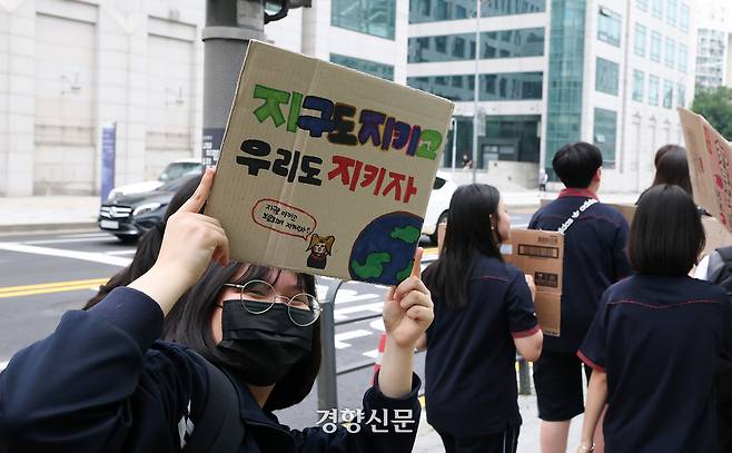 신현중·상봉중·장안중·중랑중·중화중·태릉중 등 중랑구에 위치한 6개 중학교 학생들이 13일 서울 중랑구 신현중학교에서 열린 ‘2025 중랑학생기후행진’ 에서 기후위기 대응을 촉구하는 손팻말을 들고 있다. 2025.06.13 권도현 기자