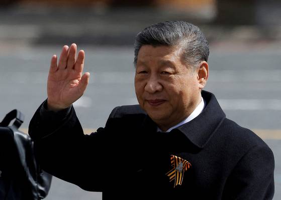Chinese President Xi Jinping waves to spectators as he leaves after a military parade on Victory Day, marking the 80th anniversary of the victory over Nazi Germany in World War Two, in Red Square in central Moscow, Russia, on May 9. [REUTERS/YONHAP]