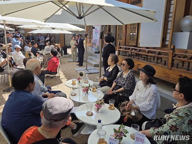 12일 오후 3시 서울 종로구 무계원에서 열린 '종로 굿라이프 챌린지'에 65세 이상 싱글 어르신 36명이 참석했다. &nbsp;노유지 기자