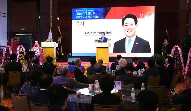 캄보디아를 방문 중인 김영록 전라남도지사가 12일(현지 시간) 프놈펜 다라 에어포트 호텔에서 열린 ‘아시아한인회총연합회&한상총연합회 정기총회’에서 아시아 전역에서 활동 중인 한인 리더들을 격려하는 축사를 하고 있다. 전남도