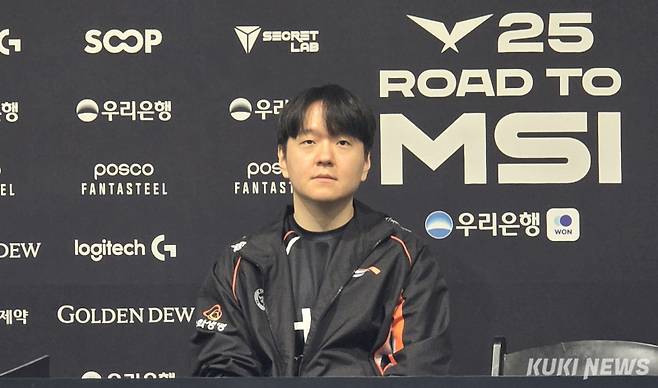 최인규 감독이 13일 오후 5시 부산 사직실내체육관에서 ‘2025 LCK 로드 투 MSI’ 3라운드 젠지와 경기하기 전 인터뷰하고 있다. 김영건 기자