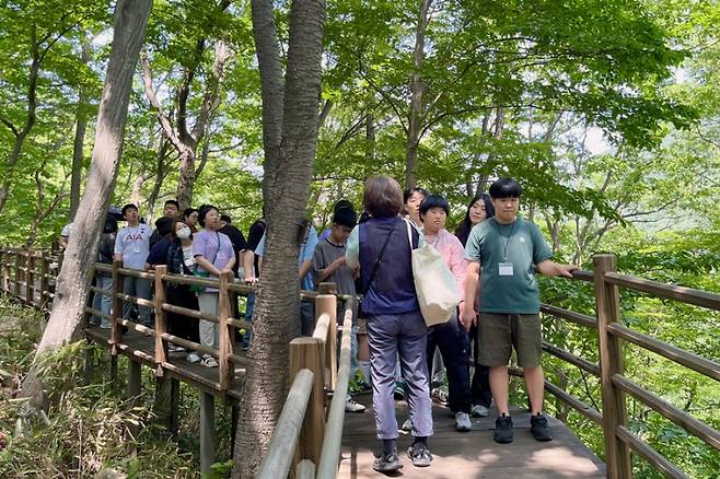 국립청도숲체원에서 열린 푸른숲 지킴이 캠프에 참여하는 청소년들. 한국산림복지진흥원