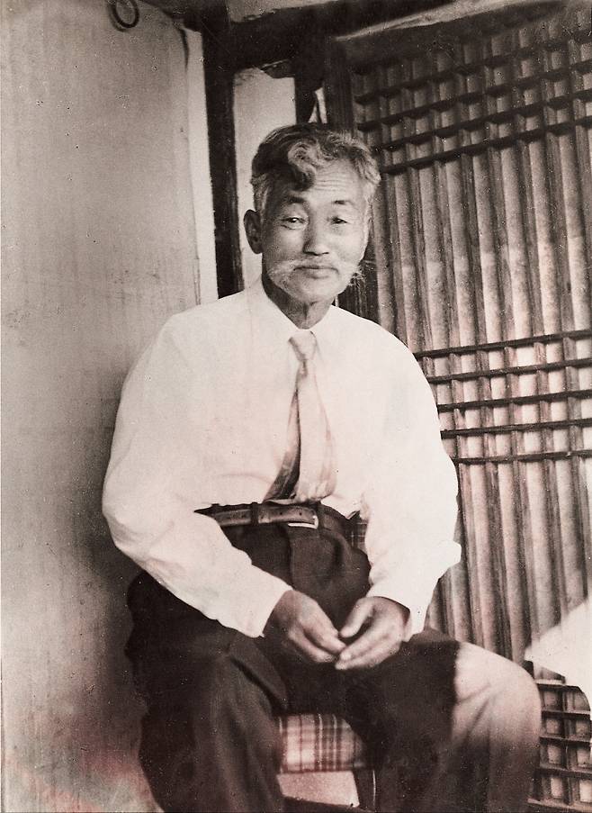 이자익 목사가 1954년 대전 삼성동 자택에서 웃으며 사진 찍은 모습. 문 목사 제공
