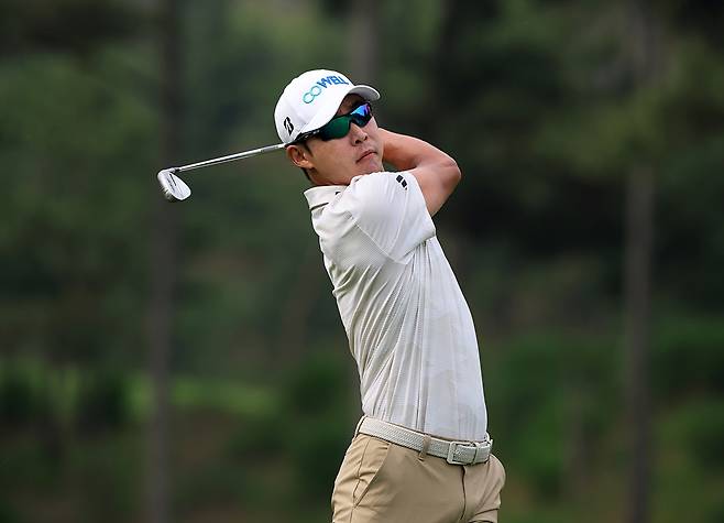 13일 경기도 안산시 더헤븐CC에서 KPGA투어와 일본프로골프(JGTO)투어 공동 주관으로 열린 하나은행 인비테이셔널 2라운드에서 공동 2위에 자리한 최진호. KPGA