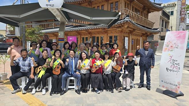 논티성결교회 성도들과 테힐라 사모 합창단원들이 지난 12일 버스킹 전도를 마치고 화이팅을 외치고 있다.
