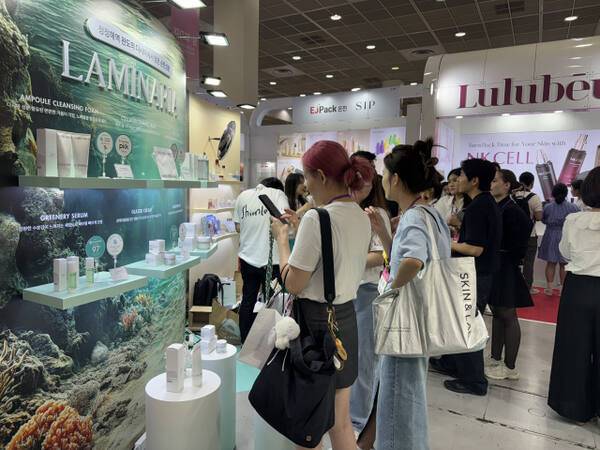 지난달 서울 코엑스에서 열린 ‘코스모뷰티 서울 2025’ 박람회에 마련된 션리(Shionle) 부스에 국내외 바이어와 관람객들이 몰려 제품을 살펴보고 있다. 신안코스메틱 제공