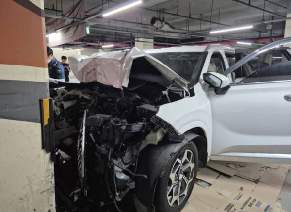 13일 오후 인천 부평구 한 대형마트 주차장에서 스포츠유틸리티차(SUV)가 기둥을 들이받아 차량 앞부분이 파손된 모습. 인천소방본부 제공
