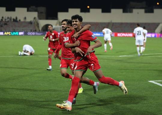 팔레스타인전에서 후반 추가시간 페널티킥으로 동점 골을 넣고 기뻐하는 오만 선수들. 사진[로이터=연합뉴스]