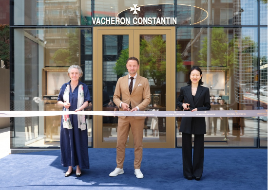 바쉐론 콘스탄틴 글로벌 CEO 로랑 퍼브스(Laurent Perves, 가운데)와 한국의 이상정 지사장(오른쪽) 그리고 주한 스위스 대사 다그마 슈미트 타르탈리(Ambassador Dagmar Schmidt Tartagli, 왼쪽)이 참석한 리본 컷팅 세레모니