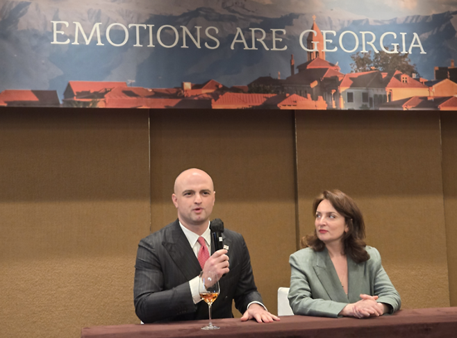 타라쉬 파파스쿠아 주한 조지아 대사(좌)와 마이아 오미아제 조지아 국립관광청청장(우)이 지난 4일 행사에서 질문을 받고 있다 / 사진=김혜성 여행+ 기자
