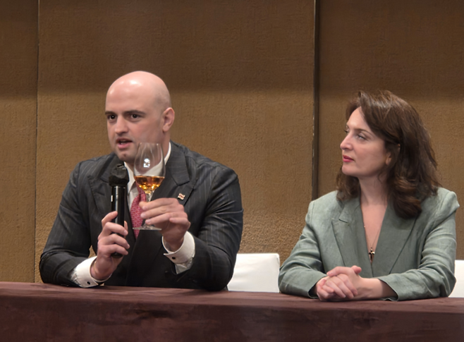 타라쉬 파파스쿠아 주한 조지아 대사(좌)와 마이아 오미아제 조지아 국립관광청청장(우)이 지난 4일 행사에서 조지아의 와인을 소개 중이다 / 사진=김혜성 여행+ 기자