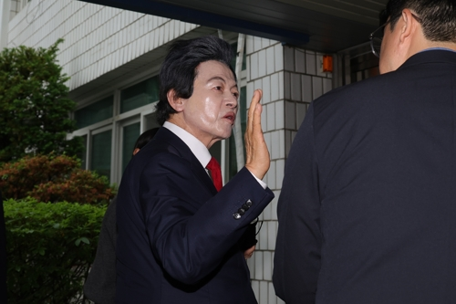 지난달 16일 오후 경기도 의정부시 가능동 의정부지방법원에서 사기와 정치자금법 위반, 준강제추행 등의 혐의를 받는 허경영 국가혁명당 명예대표가 구속 전 피의자심문에 앞서 취재진 질문에 답변하고 있는 모습. [사진 출처 = 연합뉴스]