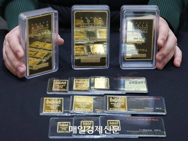 2월 11일 서울 종로구 한국금거래소 종로본점에 골드바가 진열되어 있다. <이충우 기자>