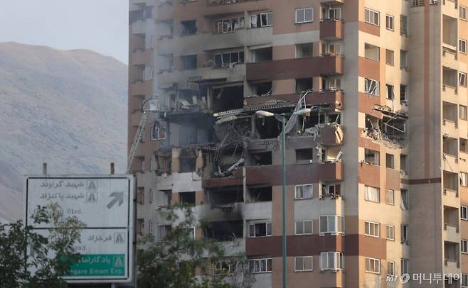 (테헤란 로이터=뉴스1) 이창규 기자 = 이스라엘이 13일(현지시간) 이란을 공습했다. 사진은 이란 공습에 파괴된 이란 테헤란 건물의 모습. 2025.6.13./뉴스1  ⓒ 로이터=뉴스1  Copyright (C) 뉴스1. All rights reserved. 무단 전재 및 재배포,  AI학습 이용 금지. /사진=(테헤란 로이터=뉴스1) 이창규 기자