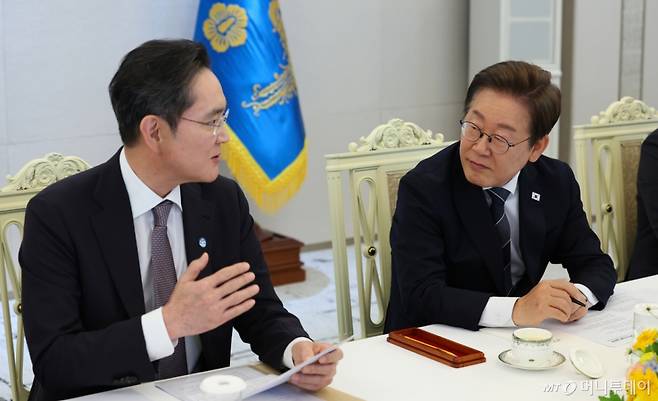 이재명 대통령이 13일 서울 용산 대통령실에서 열린 6경제단체와 기업인 간담회에서 이재용 삼성전자 회장의 발언을 경청하고 있다./사진=뉴시스