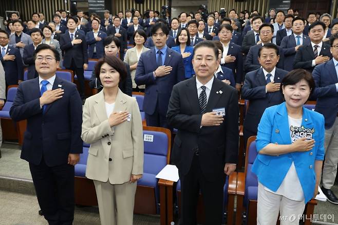 (서울=뉴스1) 이광호 기자 = 더불어민주당 김병기, 서영교 원내대표 후보와 박찬대 대표 직무대형 겸 원내표 등이 13일 오후 서울 여의도 국회에서 열린 제2기 원내대표 선출 의원총회에서 국민의례를 하고 있다. 2025.6.13/뉴스1  Copyright (C) 뉴스1. All rights reserved. 무단 전재 및 재배포,  AI학습 이용 금지.