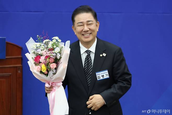 (서울=뉴스1) 이광호 기자 = 13일 오후 서울 여의도 국회에서 열린 더불어민주당 제2기 원내대표 선출 의원총회에서 새 원내대표로 선출된 김병기 의원이 꽃다발을 들고 있다. 2025.6.13/뉴스1  Copyright (C) 뉴스1. All rights reserved. 무단 전재 및 재배포,  AI학습 이용 금지. /사진=(서울=뉴스1) 이광호 기자