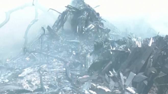 12일(현지시간) 인도 서부 아마다바드 공항 근처에서 추락한 에어인디아 여객기 잔해에서 연기가 피어오르는 모습./사진=로이터(뉴스1)