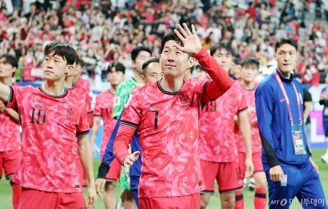 대한민국 축구 대표팀 주장 손흥민(가운데)과 부주장 이재성(왼쪽)이 지난 10일 서울월드컵경기장에서 2026 국제축구연맹(FIFA) 북중미 월드컵 최종예선 마지막 경기인 쿠웨이트전에서 승리한 후 월드컵 11연속 본선진출을 축하하기위해 그라운드를 돌고 있다./사진=머니투데이 DB