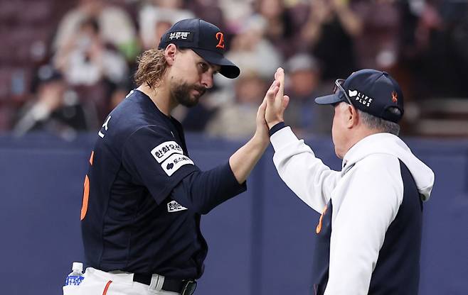 LG트윈스와 한화 이글스가 1위 자리를 건 주말 3연전을 앞두고 있다. 사진은 지난달 11일 리그 11연승을 달린 라이언 와이스와 김경문 감독(오른쪽)이 하이파이브를 나누는 모습. /사진=뉴스1